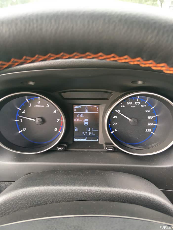 16款东风景逸x5油耗表百公里11点多10点多