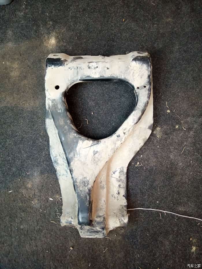 比亚迪f3三菱发动机舱掉下来的架子哪位大神知道是什么
