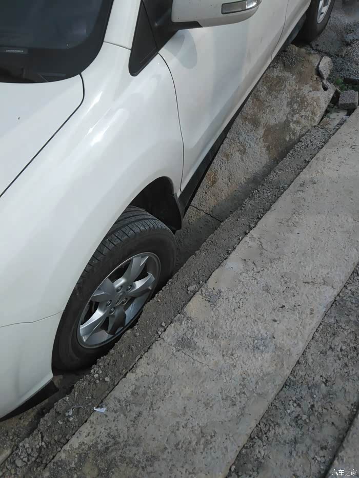 只怪自己太大意车掉沟里了