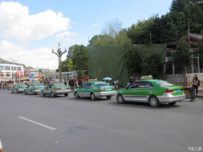 丽江市的出租车普桑vista四个版本崭新光亮