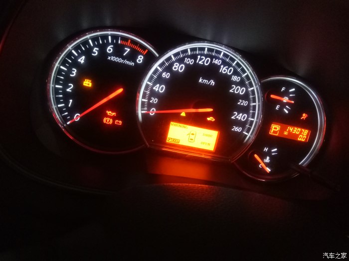 新天籁锁上车之后仪表盘上一个汽车标志的指示灯一直闪是怎么回事