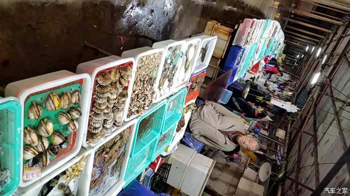 我们去的湾仔街 一家酒楼 海鲜己买 工 价格嘛,好像不便宜的