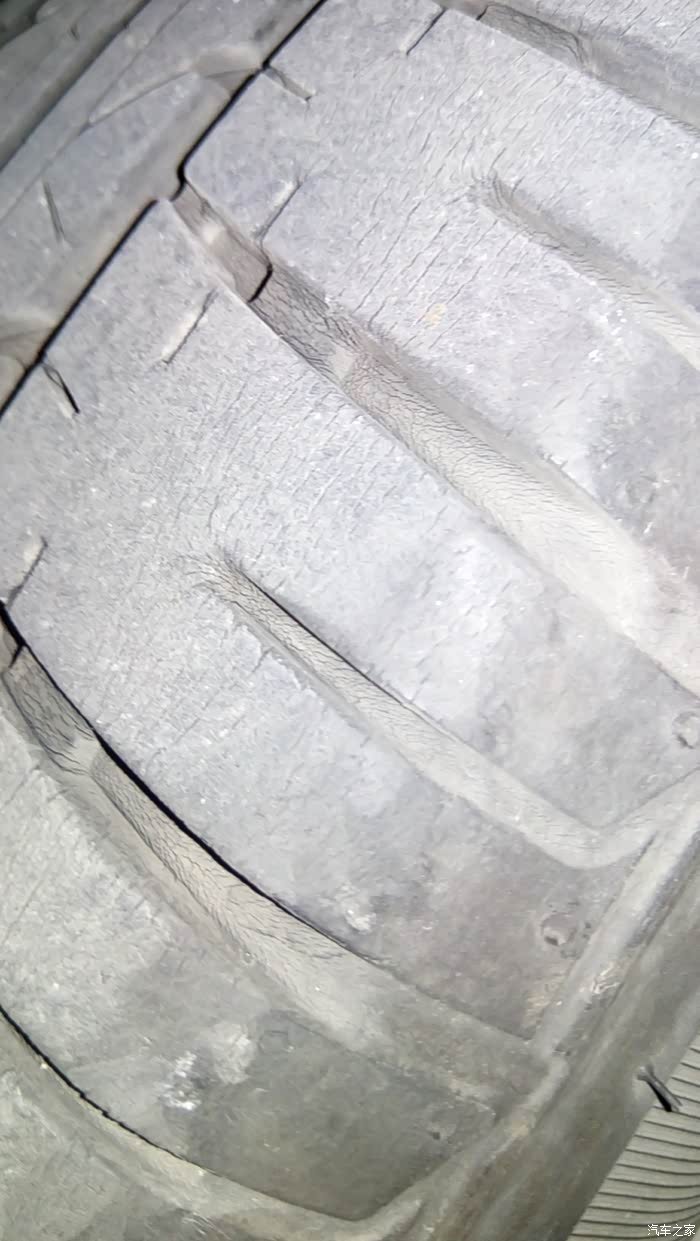 原车轮胎这样胎面有细纹正常吗