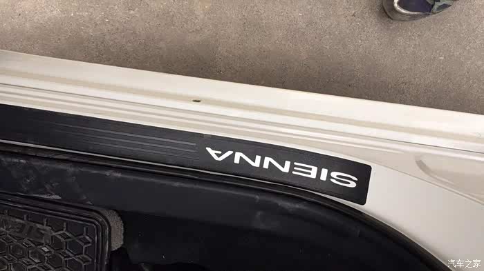 求助2013款美规塞纳的钢印号在哪个位置