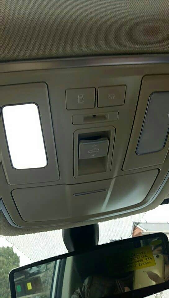 内室左灯亮是在哪里关的啊