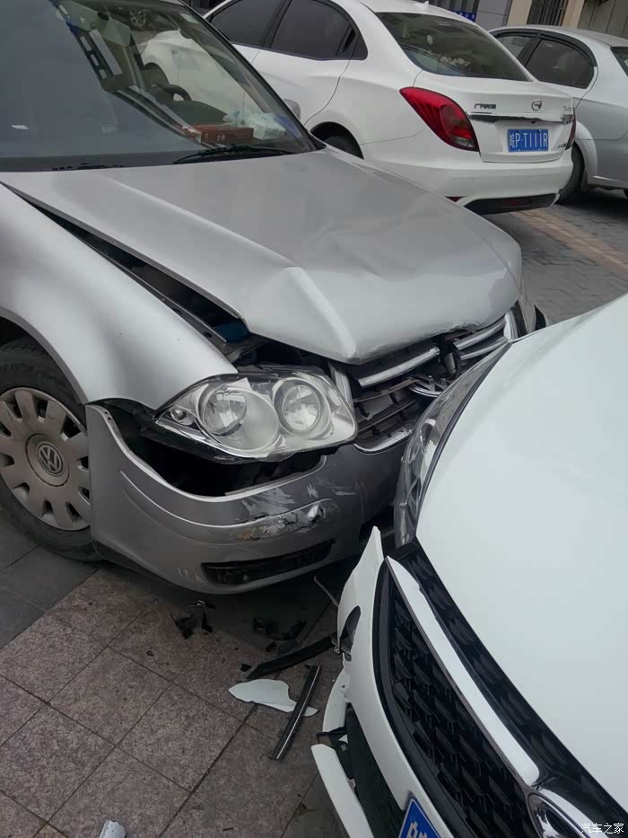 今天在小区门口撞了,痛!