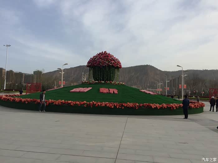 一年之际在于春一天之际在于晨漫步平凉绿地广场