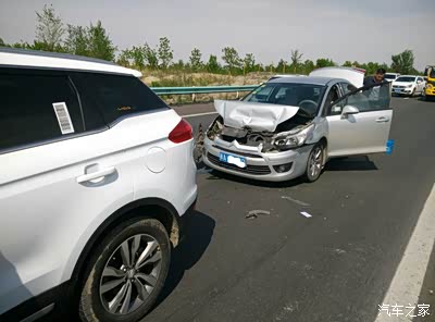 我今天收费站排队,也同样被追尾心疼的.还好人没事