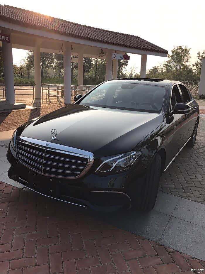 新款的e300,猛然一看还以为是s400