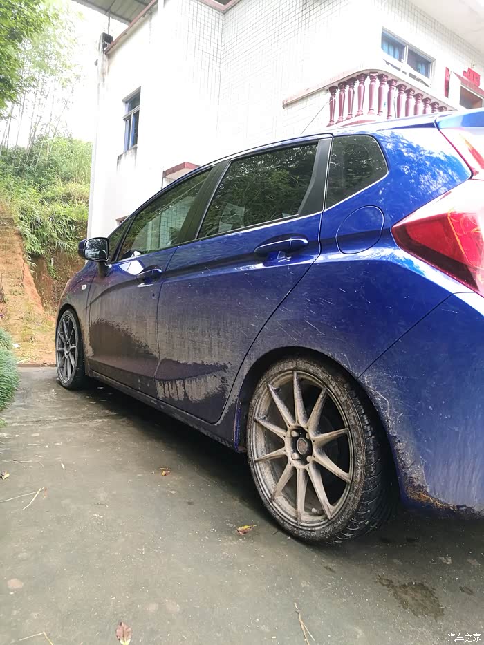 飞度大神们,有没改17寸轮毂的!