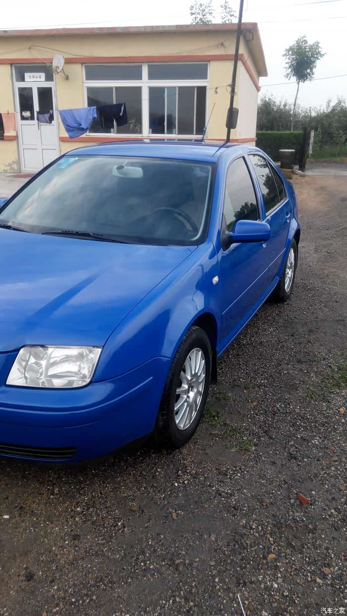 宝来hs两厢蓝色.供大家欣赏!