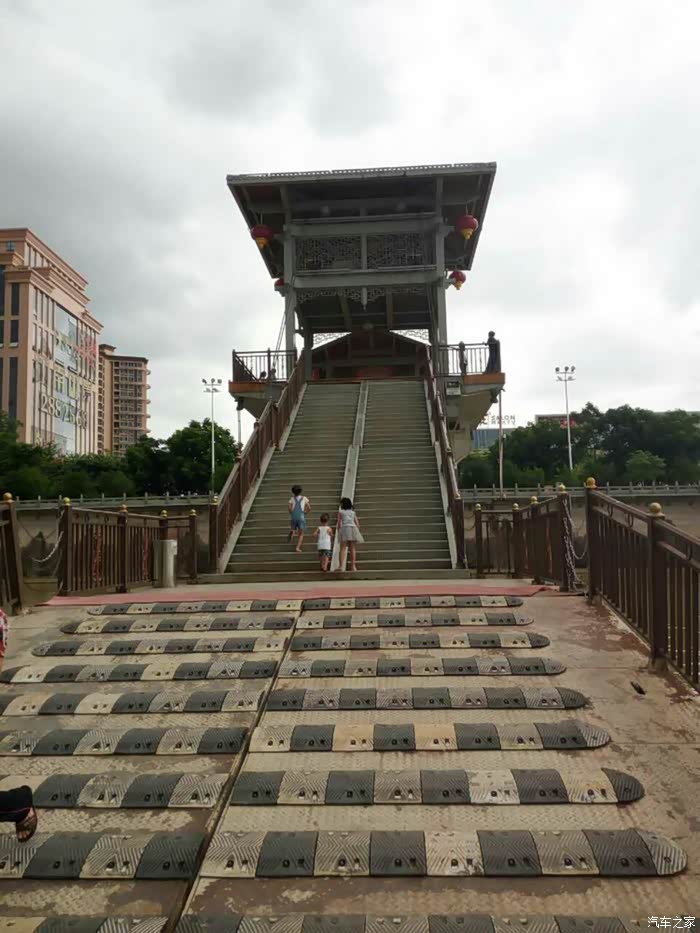 梅州东山教育基地亲水公园的浮桥