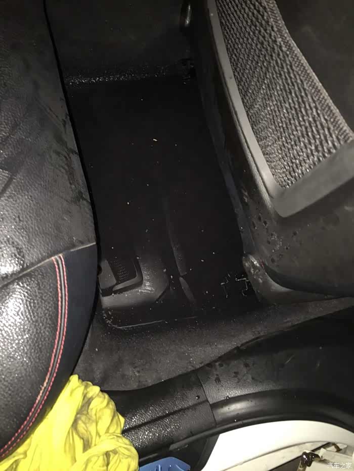 右后座深积水,副驾驶座下出风口发现有弄不完的水_宝马3系论坛_汽车之