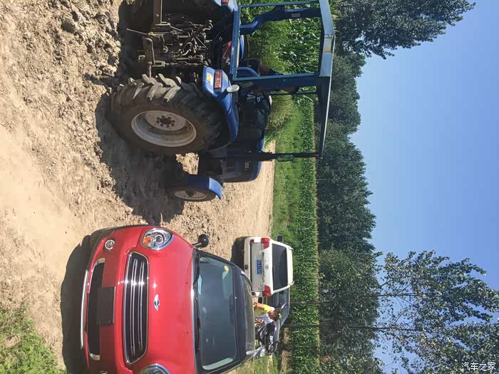 酷路泽陷入泥潭,三拖拉机拉不上来,明天用吊车救援!