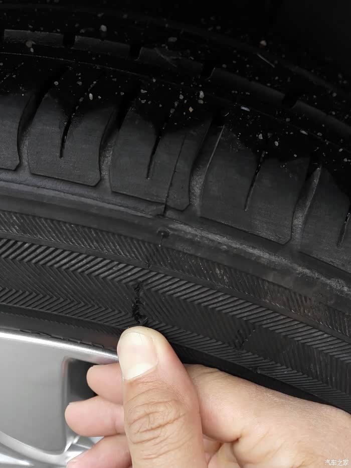 世嘉后轮胎胎侧有豁口,要不要换胎?车友给个建议.