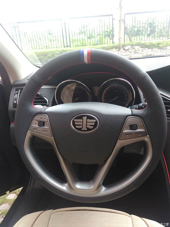 周末给冰激凌缝了个真皮方向盘套手感确实不错