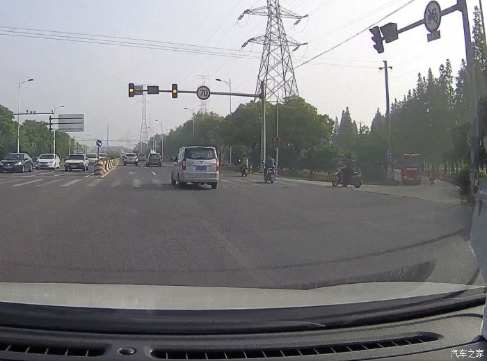 【图】红灯亮时,车前轮过停止线后轮没过是不
