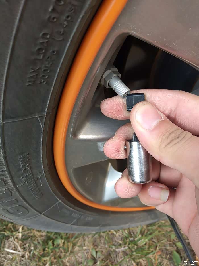 如果轮胎气压不一致需要对某个轮胎进行放气,这样放气就可以,用硬物顶