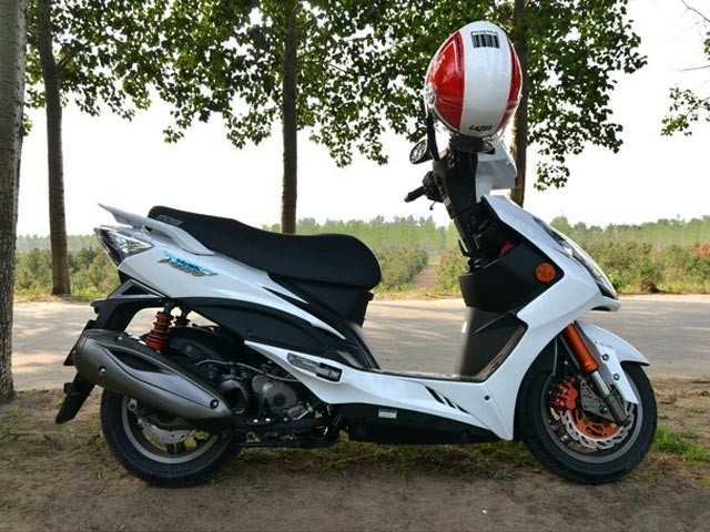 骑行天下灵动便捷 入手光阳雷霆王180 rckmike_liberty超级试驾员领袖