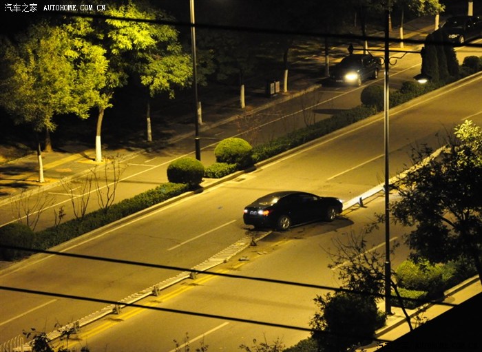 半夜12点,楼下马路一声巨响