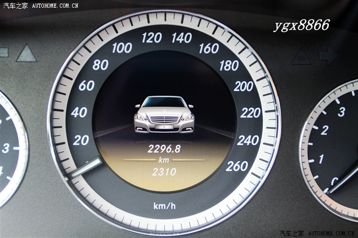 打开车门,映入你眼帘让你倍感自豪的是行车电脑里的这个奔驰.