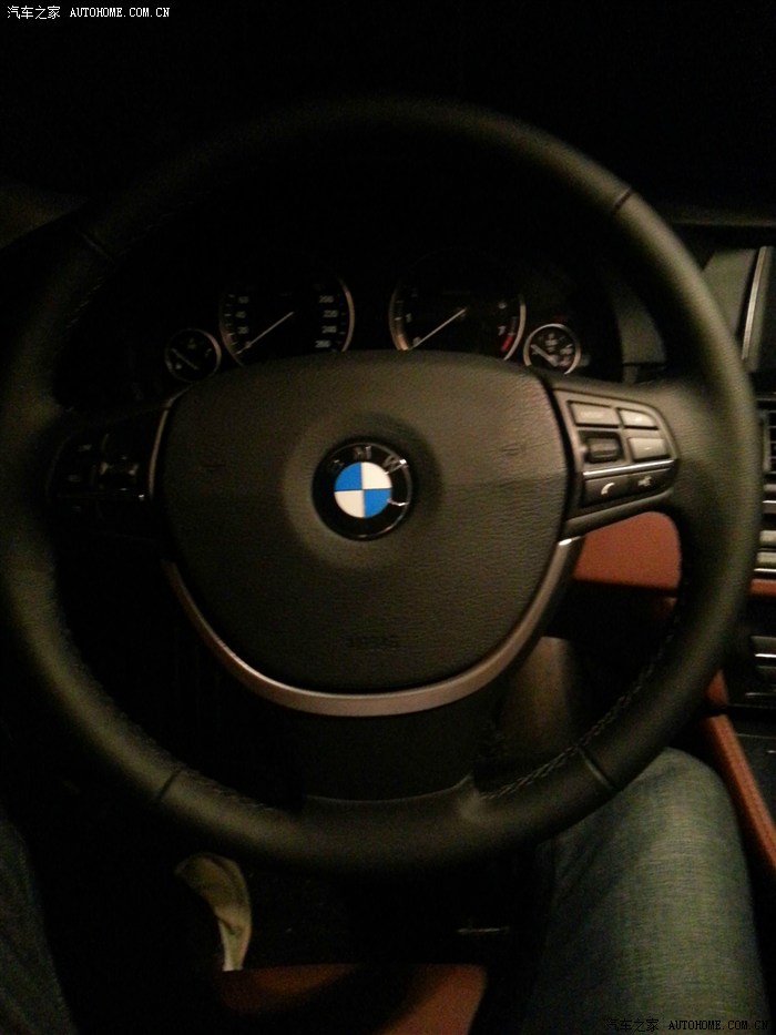 方向盘加装装饰条效果还是可以的附对比照