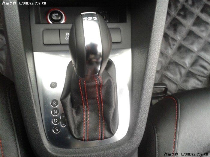 六速双离合变速器操纵杆,具有运动模式s档,锁止按键在前方.