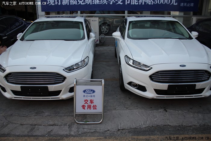 有没有雅典白和 珍珠白 两车的 对比?