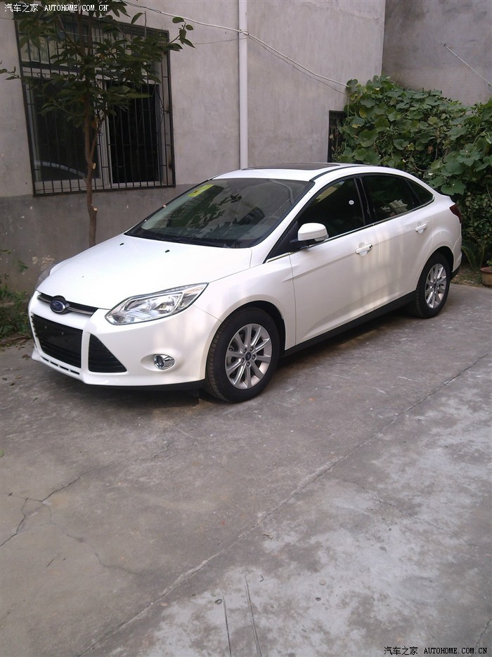 白色新福克斯20三厢旗舰版提车