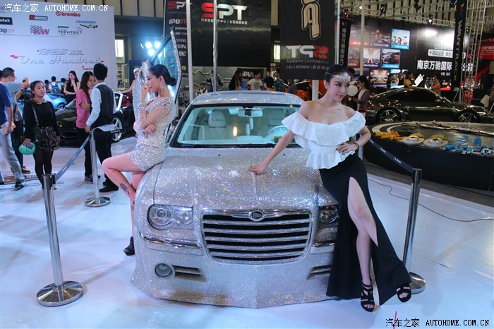 2013南京十一国际车展 香车美女惊爆眼球!(你懂的)