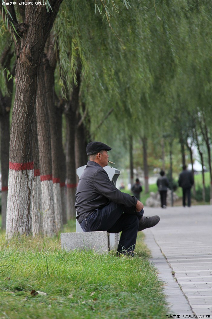 人像悠闲的老人