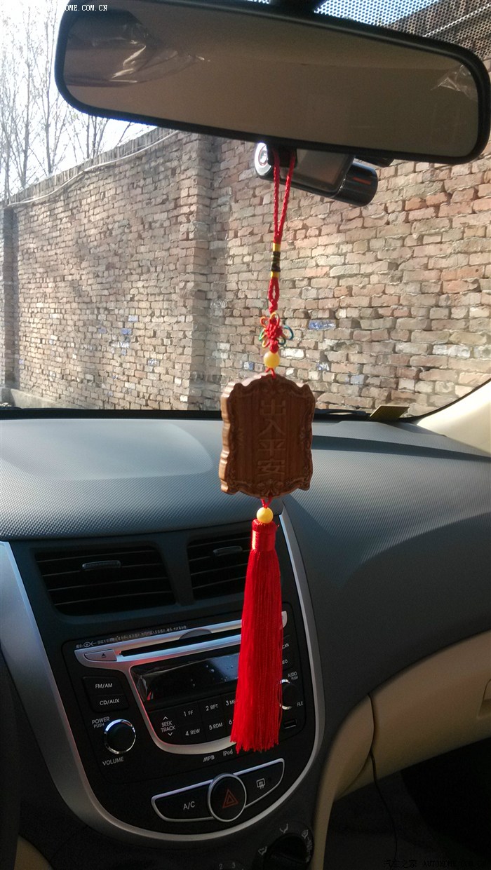 老婆大人在泰山上请的平安符,后视镜后面是我在某宝上买的行车记录仪