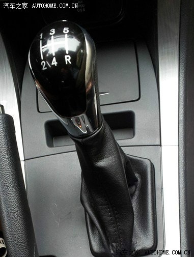 挂一档时,如果有点刹车时会向后晃;如果加速会向前晃,正常吗?