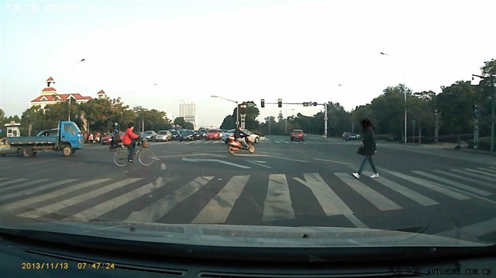 【图】左转没抢绿灯,乖乖等了一个红灯,拍到闯