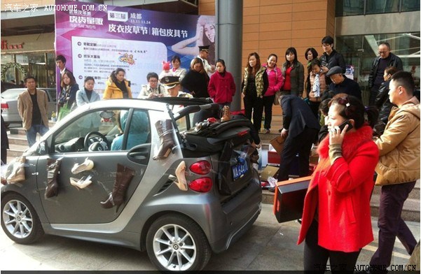 成都一女子不满男友禁购 2万元买鞋粘车