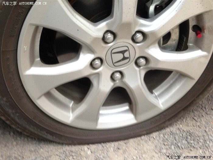 今天倒霉车胎漏气跑了10公里被碰瓷了换胎又压凹了车围裙