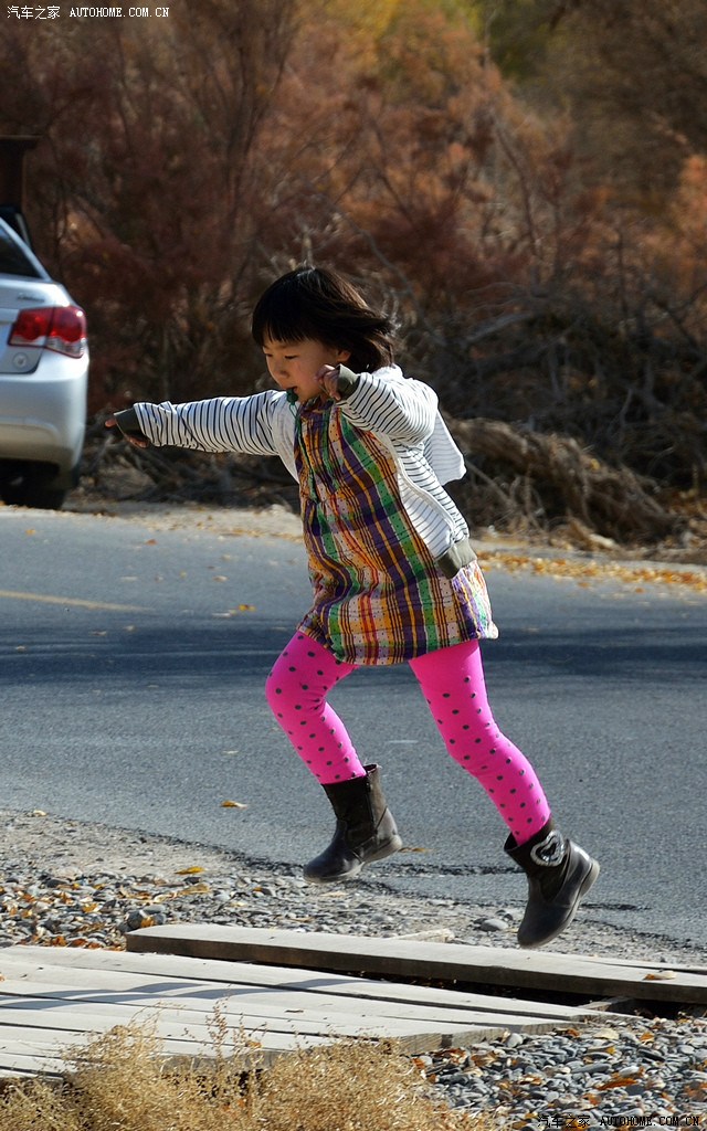 【图】小美女带你欣赏塔里木胡杨_新疆论坛_汽车之家论坛