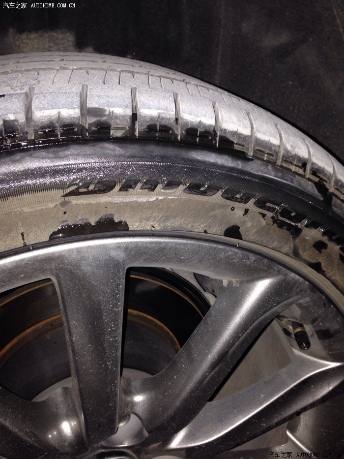 右后轮胎瘪了,我还继续开了快快二十公里.