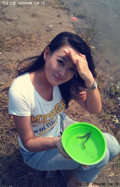 少女怕日手遮阴猜车