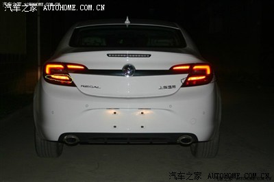 &nbsp;倒车灯下面那两个,圈起来的.