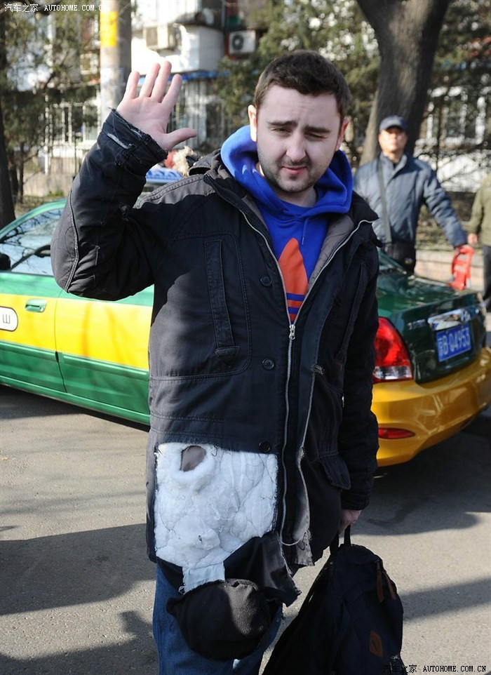 北京街头外国小伙扶摔倒中年女子遭索赔