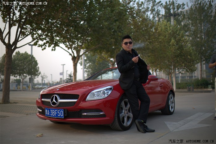 两台红色奔驰slk跑车一同提车c坛首发认证作业