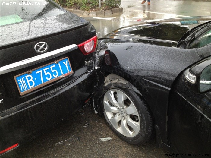 雨天轻微撞车事故图片图片