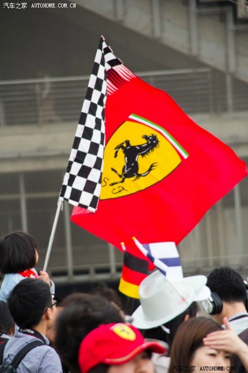 到处"红旗"飘飘,可见法拉利车队魅力之.