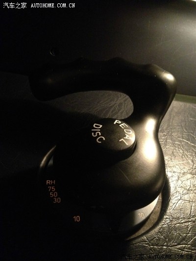 手轮,飞机滑行的时候转弯就靠这个东西.