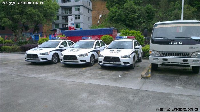 国内三菱警车,车多就是好看了.