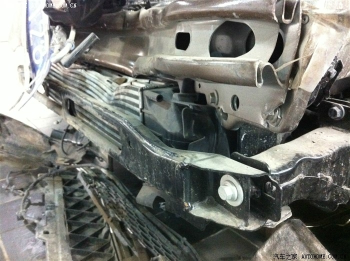 亲眼看见沃尔沃的前防撞梁真壮实