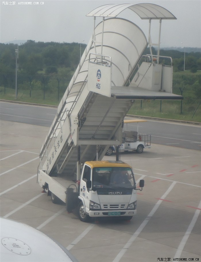 接我们下飞机的弦梯车,看来上到了廊桥了,还得享受一下机场巴.
