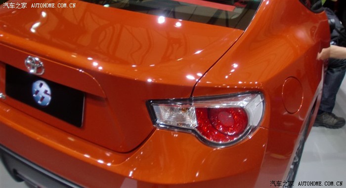 值一赞的是类似哨子形的尾灯设计,让充满力量的86些俏皮.