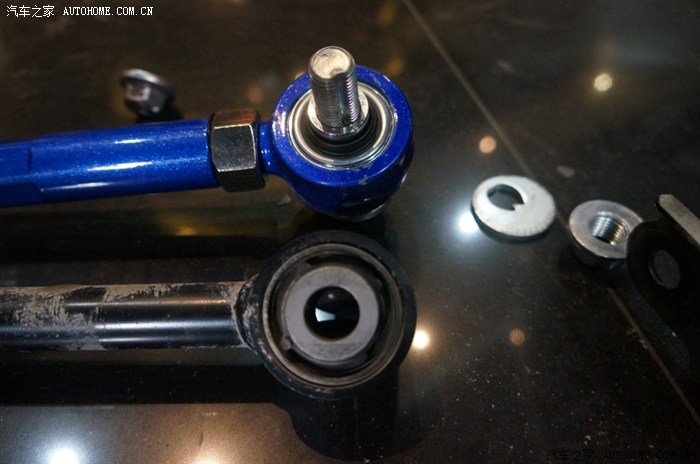 可以看出原厂是橡胶套,改装是鱼眼轴承,相对来说鱼眼的精度高很多,不